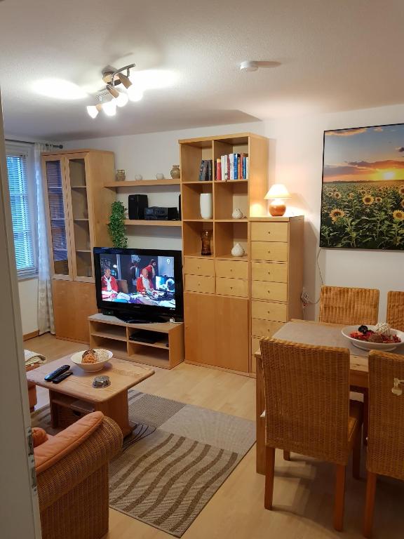 TV a/nebo společenská místnost v ubytování Appartmenthaus Gingst