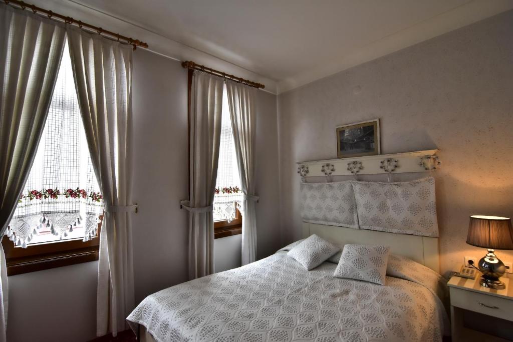 A bed or beds in a room at Safran Hotel