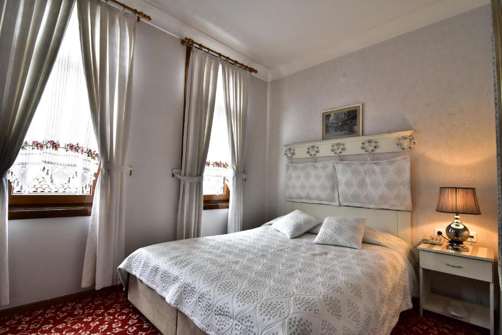 A bed or beds in a room at Safran Hotel