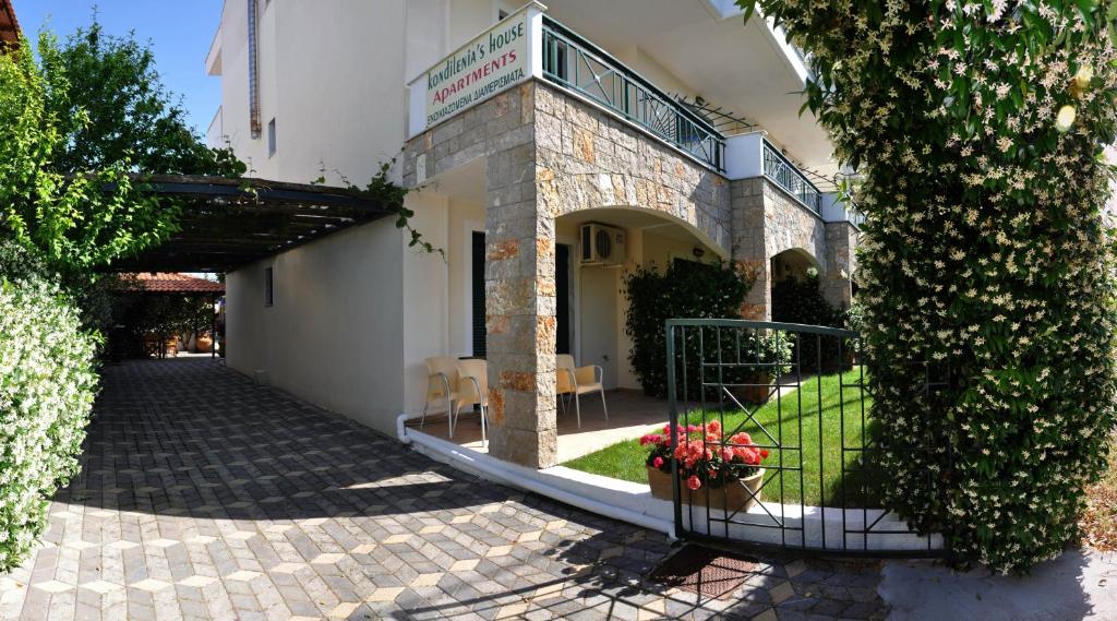 un edificio con una puerta y flores en un patio en Kondilenias House, en Kallithea Halkidikis