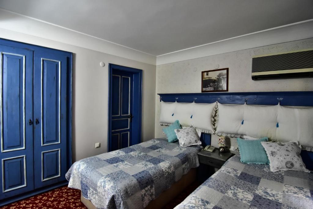A bed or beds in a room at Safran Hotel