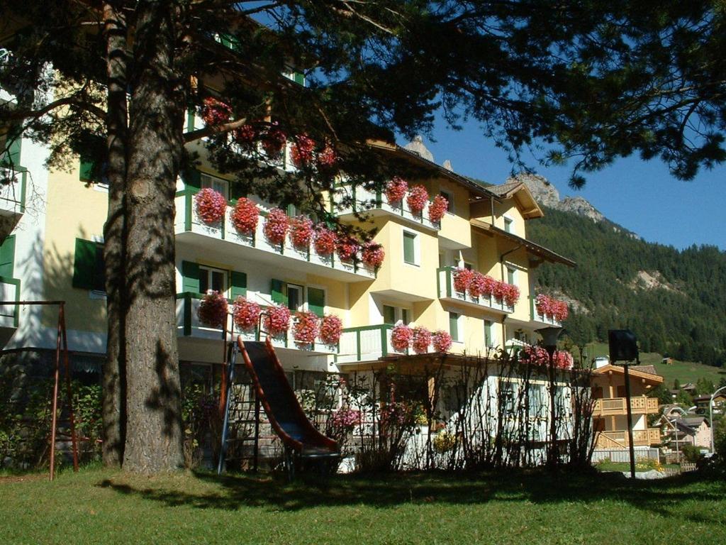 Gallery image of Hotel Montana in Pozza di Fassa
