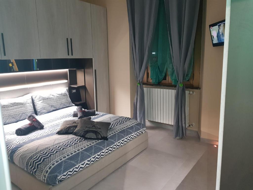 ein Schlafzimmer mit einem großen Bett in einem Zimmer in der Unterkunft Suite in Milano Certosa Station in Mailand