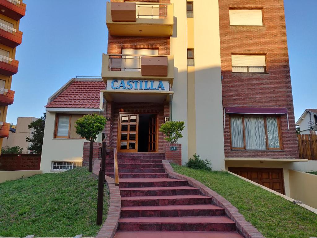 un edificio con escaleras que conducen a la entrada en Hotel Castilla en Villa Gesell