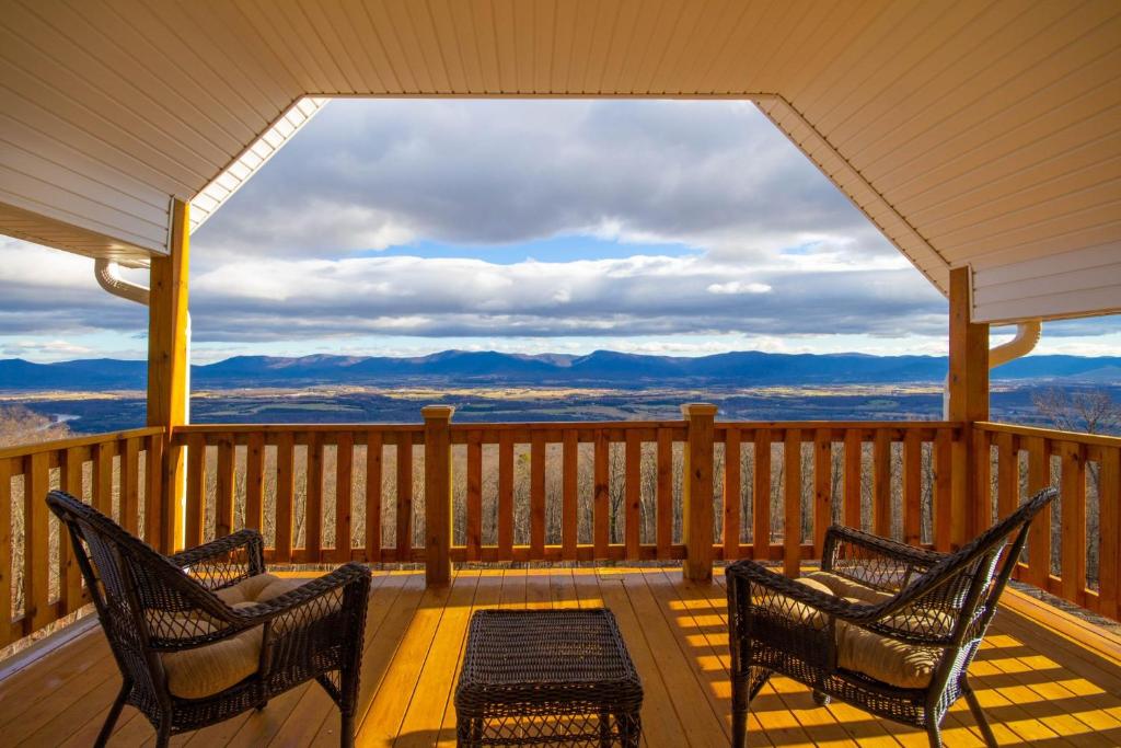 - une terrasse couverte avec 2 chaises et une vue sur les montagnes dans l'établissement Shenandoah Manor, à Luray