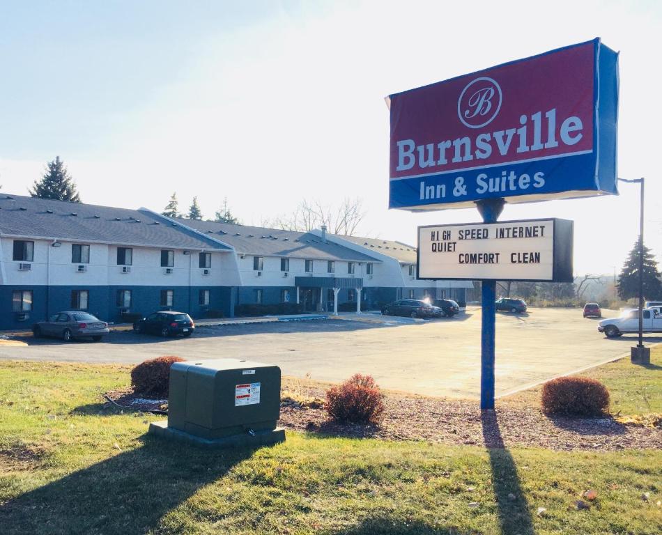 una señal para una posada y suites Bunnville en Burnsville Inn & Suites, en Burnsville