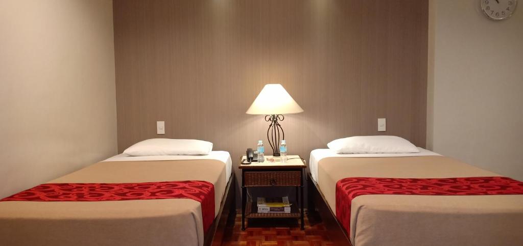Postel nebo postele na pokoji v ubytování Tropicana Suites