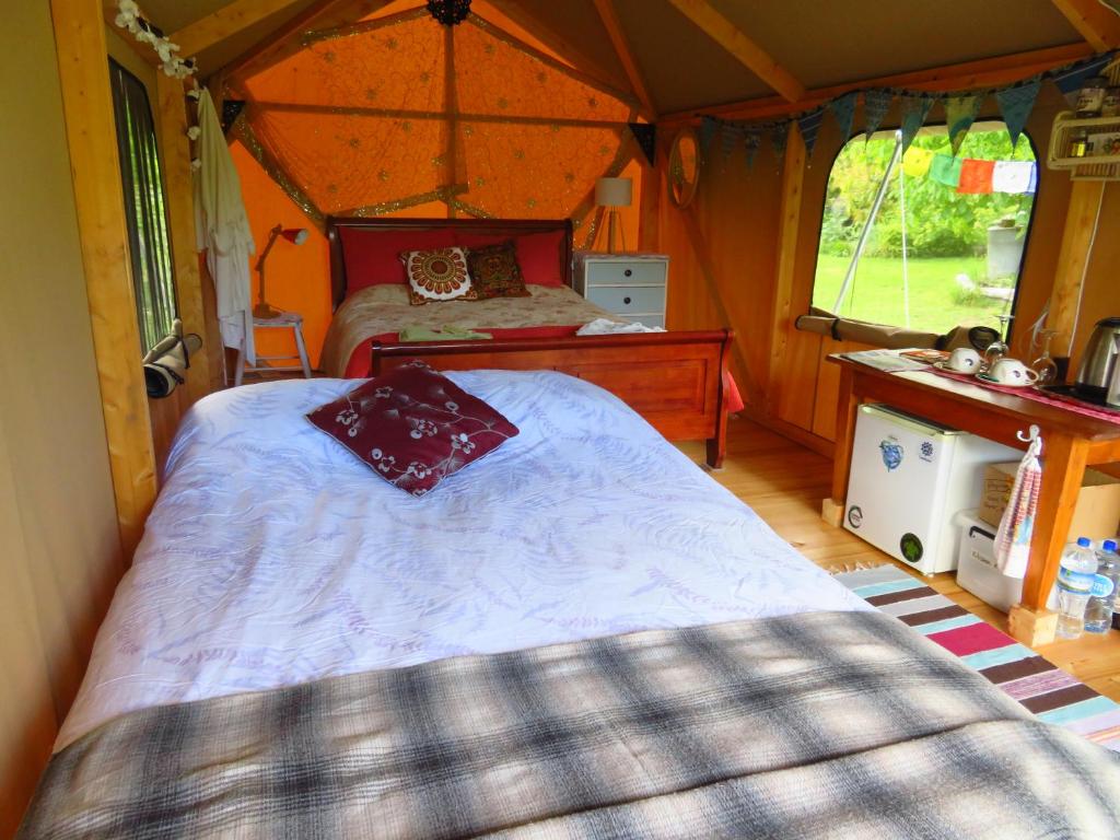 Postel nebo postele na pokoji v ubytování Omarama Oasis - Permaculture Glamping