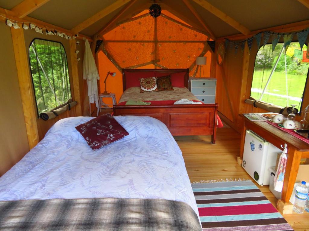 Postel nebo postele na pokoji v ubytování Omarama Oasis - Permaculture Glamping