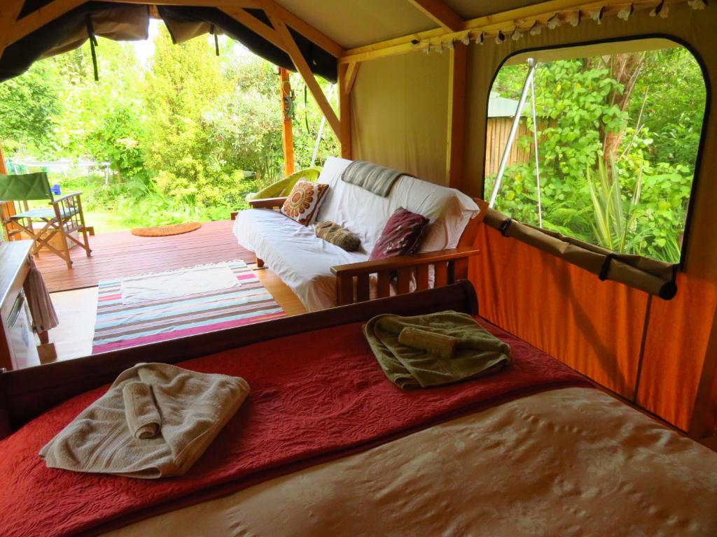 Postel nebo postele na pokoji v ubytování Omarama Oasis - Permaculture Glamping