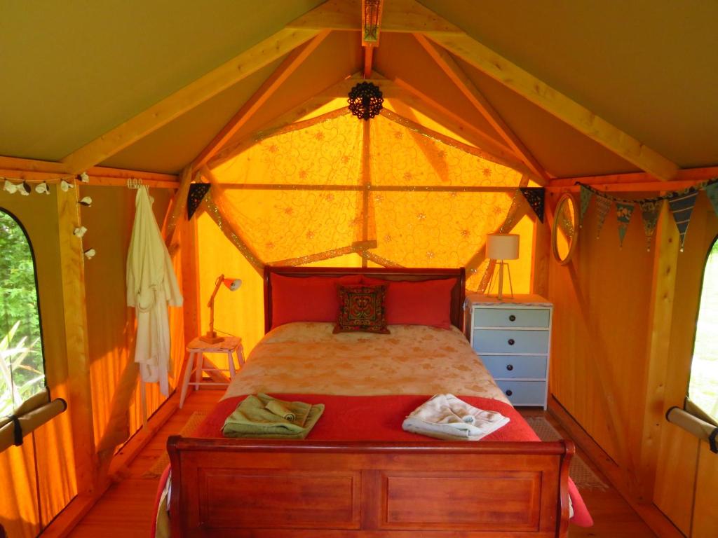 Postel nebo postele na pokoji v ubytování Omarama Oasis - Permaculture Glamping