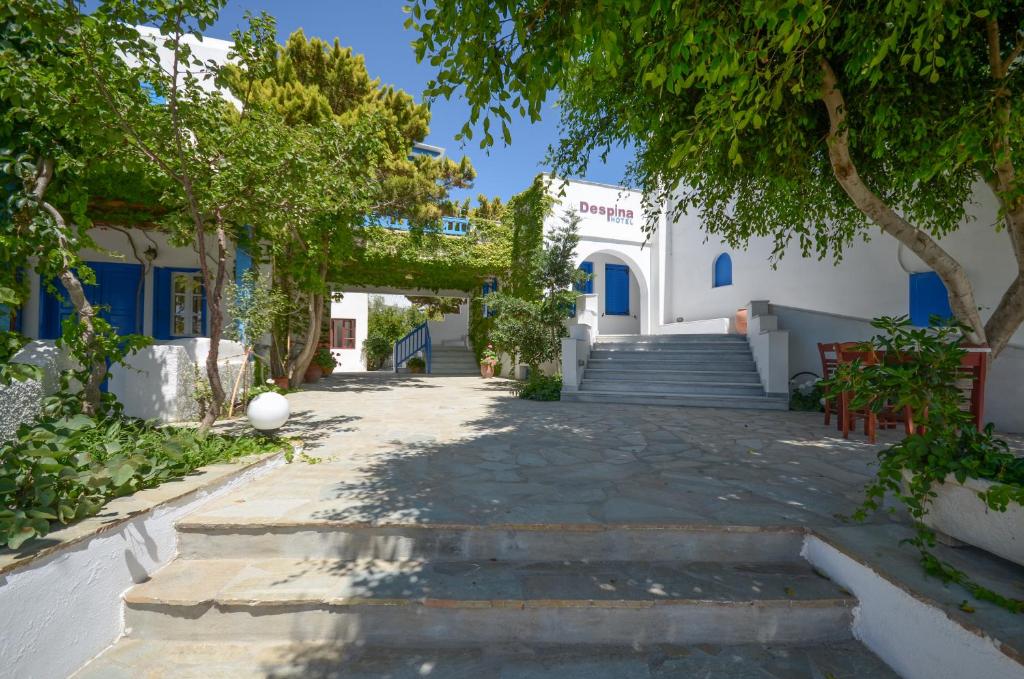 una calle frente a un edificio con árboles en Despina Hotel, en Agia Anna de Naxos