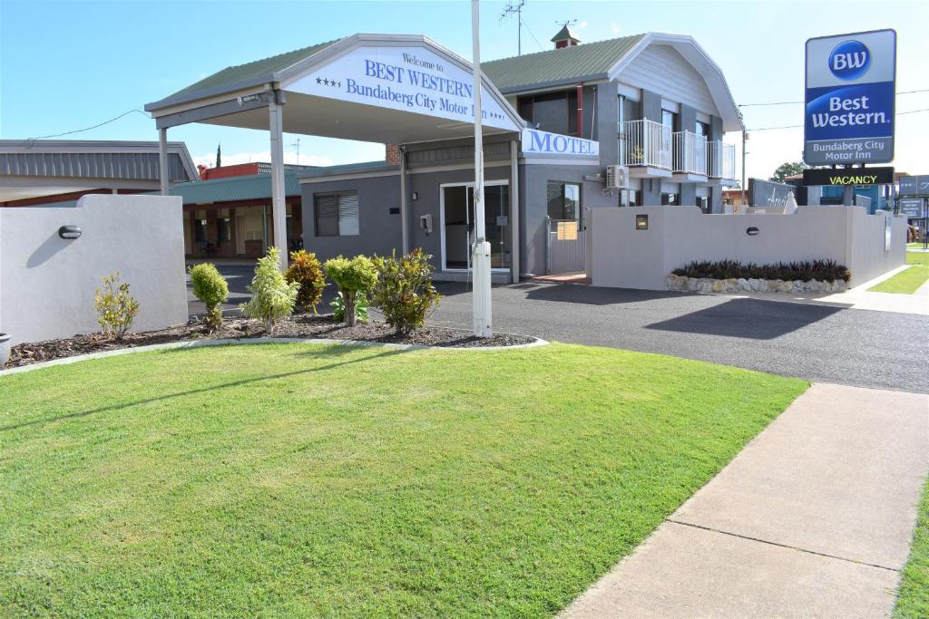 a building with a sign that reads best western at Best Western Bundaberg City Motor Inn in Bundaberg