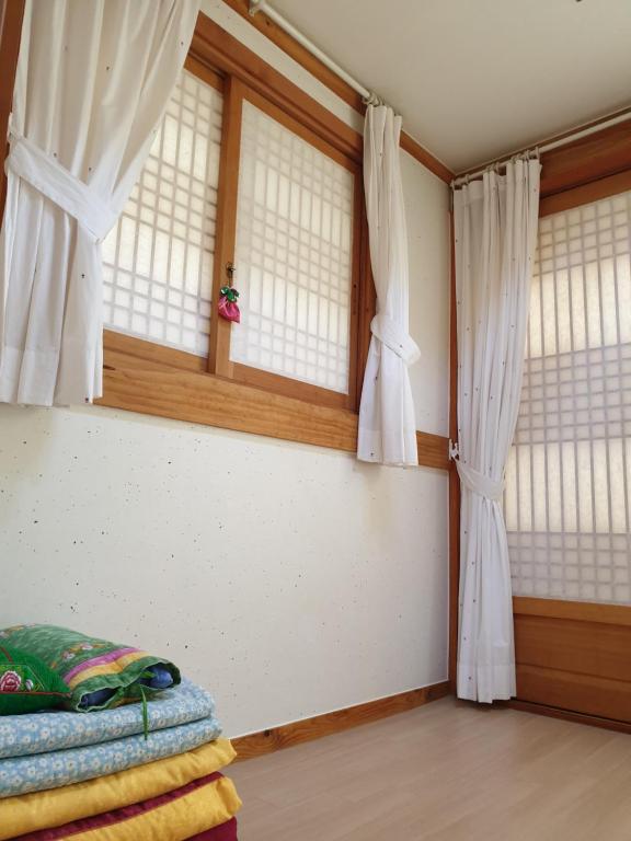 Postel nebo postele na pokoji v ubytování Jeongga Hanok
