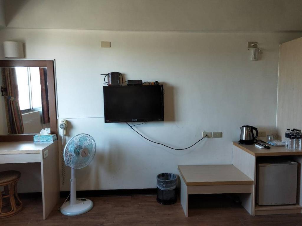 A television and/or entertainment centre at Little Paradise Inn