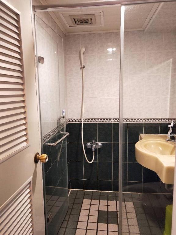 A bathroom at Little Paradise Inn