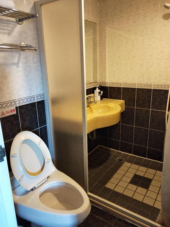 A bathroom at Little Paradise Inn