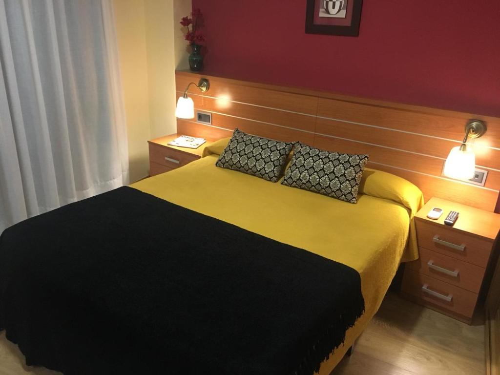 Cama o camas de una habitación en Hostal Doña Juana