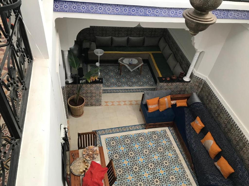 - Vistas a la sala de estar con sofá en Riad Medina en Marrakech