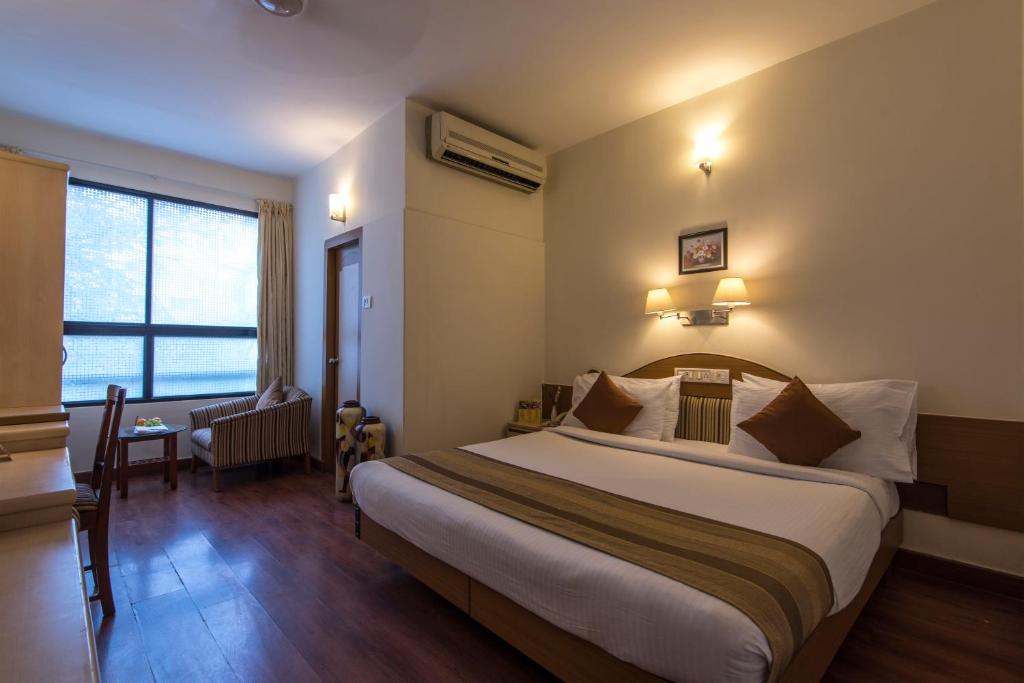 Postel nebo postele na pokoji v ubytování Hotel Park Central Koregaon Park