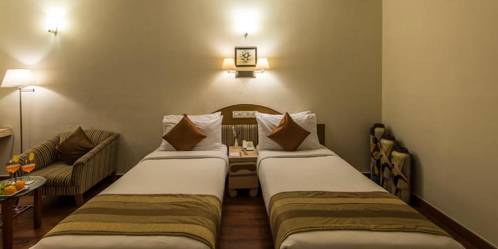 Postel nebo postele na pokoji v ubytování Hotel Park Central Koregaon Park