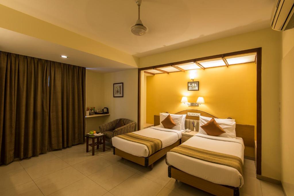 Postel nebo postele na pokoji v ubytování Hotel Park Central Koregaon Park