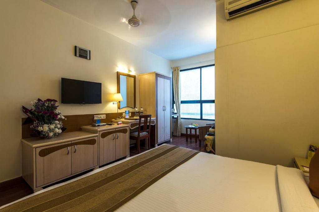 Postel nebo postele na pokoji v ubytování Hotel Park Central Koregaon Park