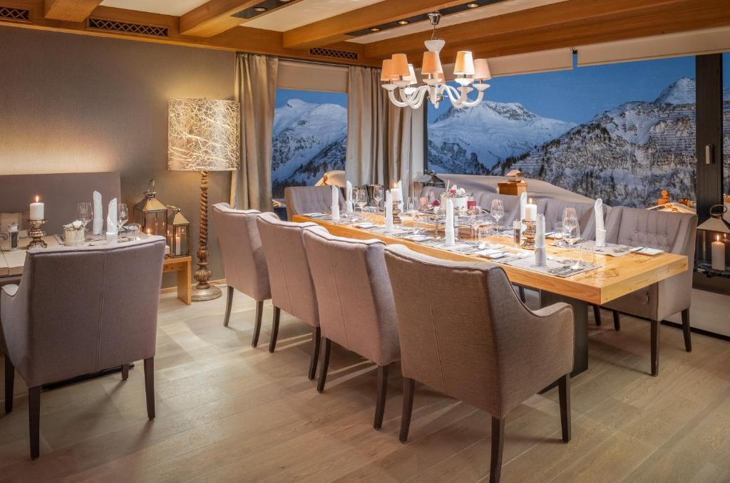 Restoran või mõni muu söögikoht majutusasutuses Hotel Bergkristall Oberlech