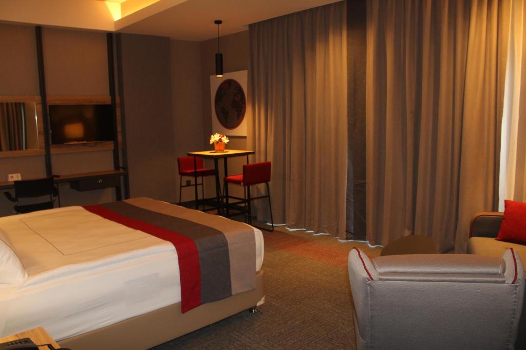 Ramada By Wyndham Tire - Corner Queen Suite - Non-fumeur