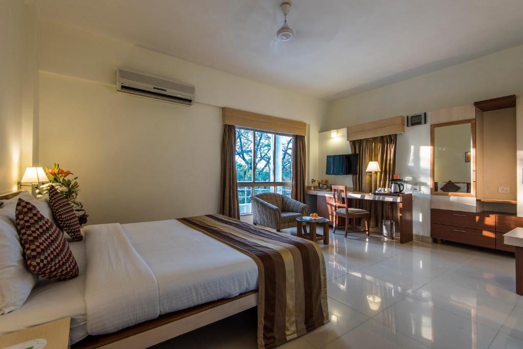 Postel nebo postele na pokoji v ubytování Hotel Phoenix Koregaon Park