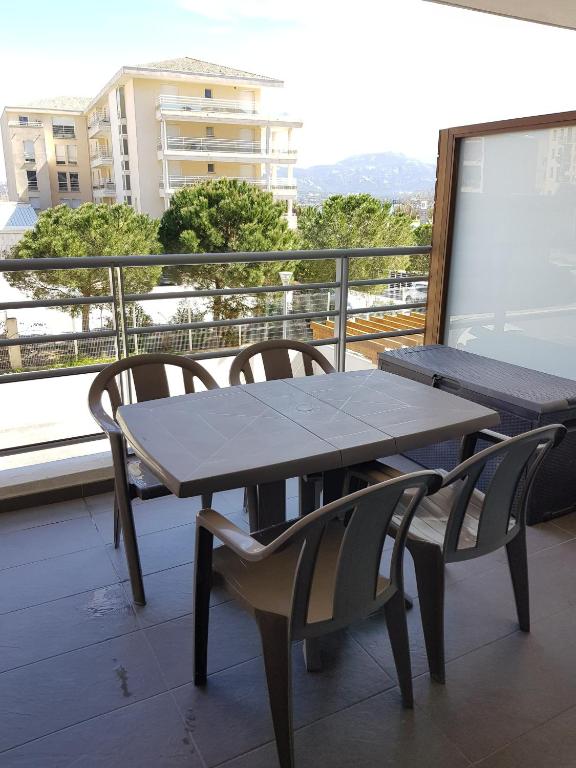 Balkón nebo terasa v ubytování Super emplacement à Calvi