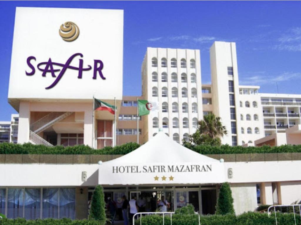 宰拉勒達的住宿－Hotel Mazafran，建筑前有帐篷的酒店