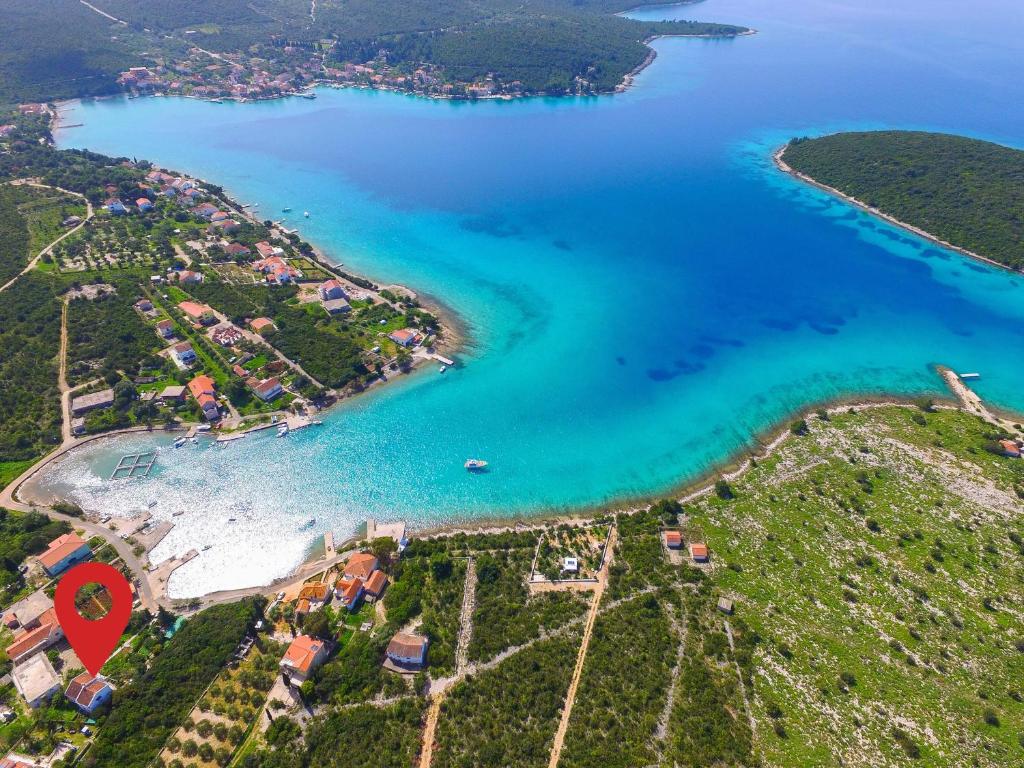 una vista aérea de la playa y del océano en Holiday Home Lovište en Lovište