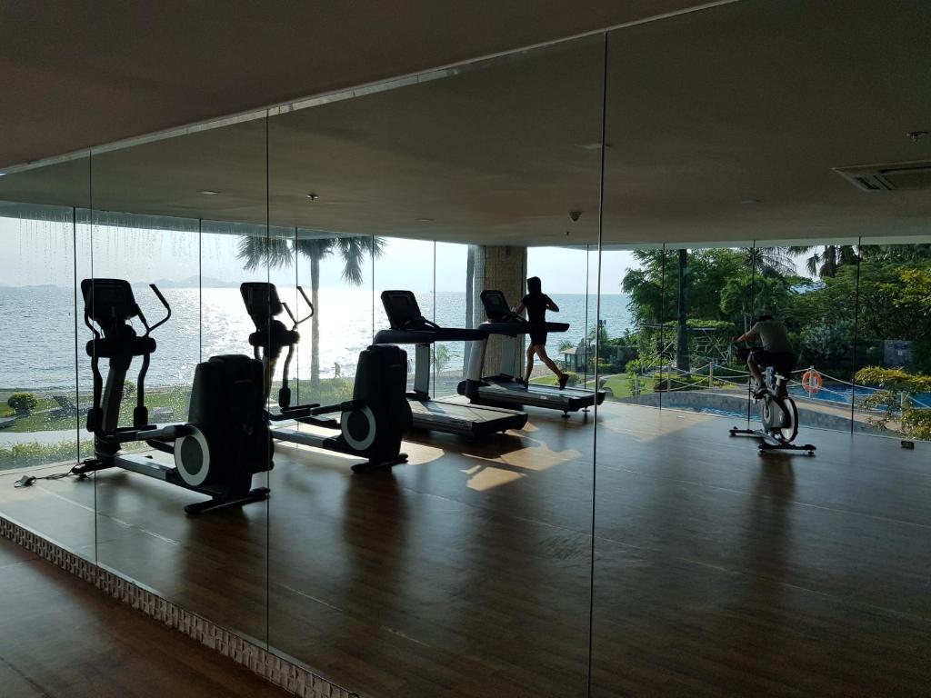 Fitness centrum a/nebo fitness zařízení v ubytování Beach Front Condominium at The Palm Wongamat