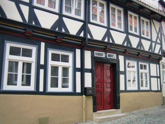 ゴスラーにあるFerienwohnung Goselagerの赤い扉の白黒の建物