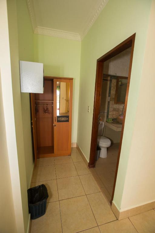 Koupelna v ubytování Toba Village Inn