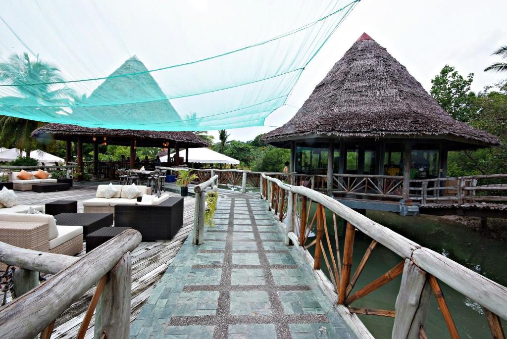 Restaurace v ubytování Badian Island Wellness Resort