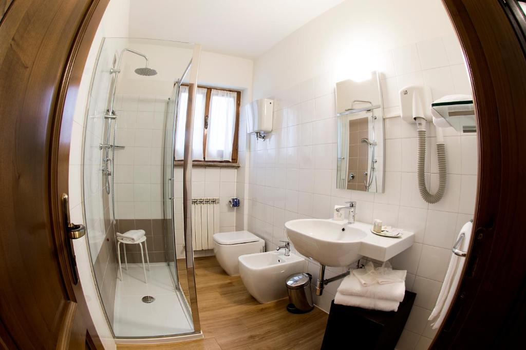 Koupelna v ubytování Locanda Giustini