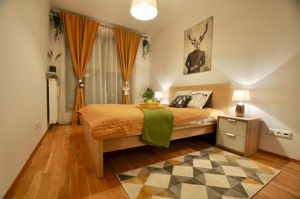 sypialnia z łóżkiem i dywanem w obiekcie Młociny Metro Apartment w Warszawie