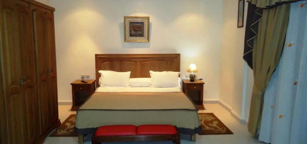 Säng eller sängar i ett rum på Brahmi Hotel