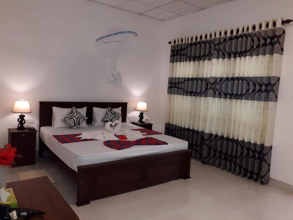 Postel nebo postele na pokoji v ubytování Sigiri Hibiscus Villa