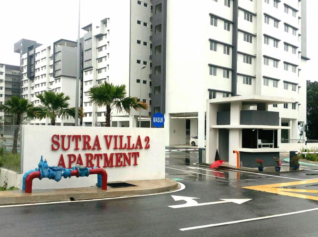 a city street with a sign on the side of a building at HD GUEST HOUSE KUANTAN in Kuantan