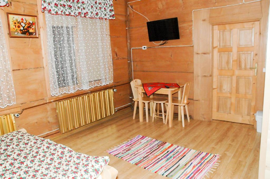 Televízia a/alebo spoločenská miestnosť v ubytovaní Willa Pod Stokiem