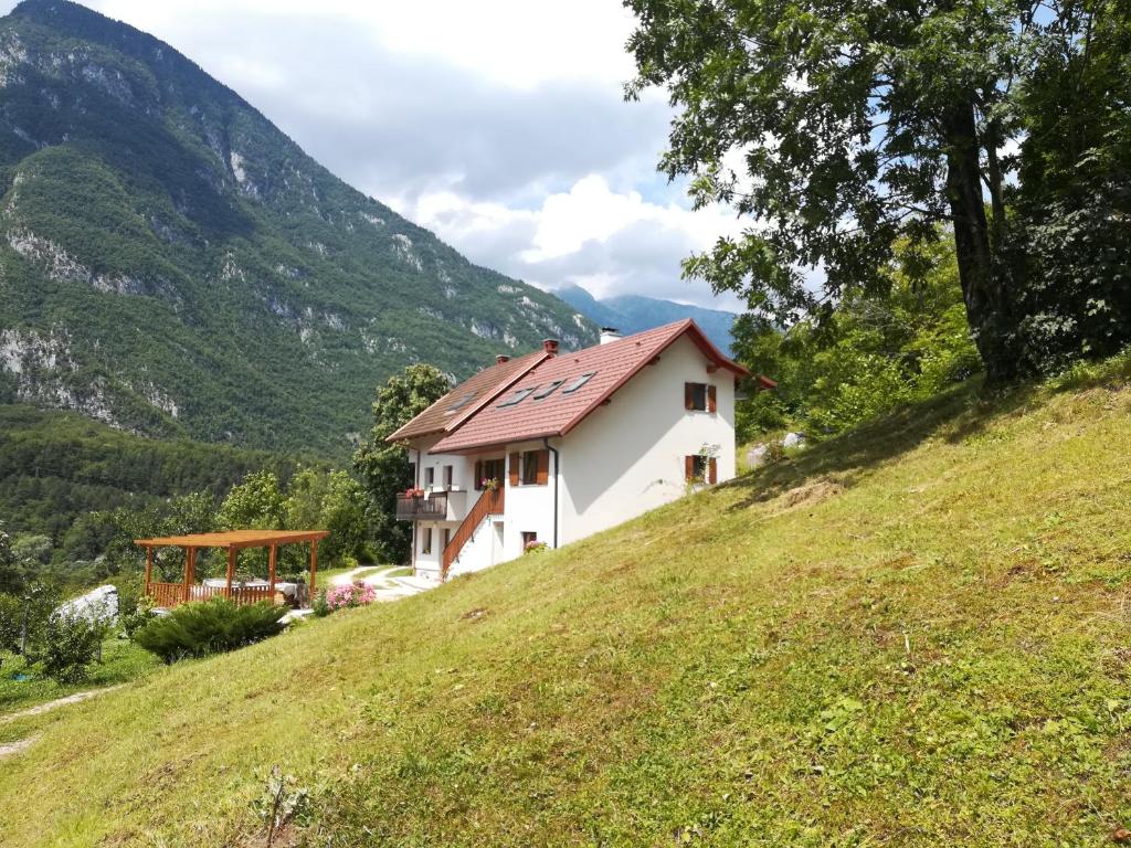 una casa al lado de una colina en APARTMA ANA IDA, en Srpenica