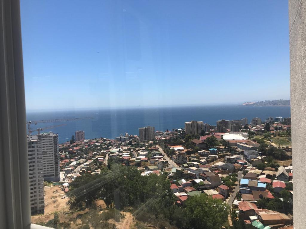 een raam met uitzicht op de stad bij Horizonte infinito in Viña del Mar