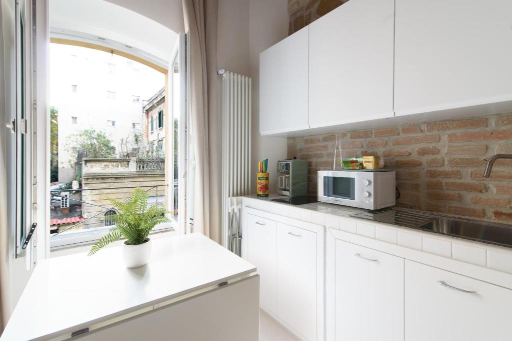 White Ostilia Apartments - One-Bedroom Apartment