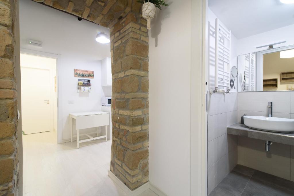 White Ostilia Apartments - One-Bedroom Apartment