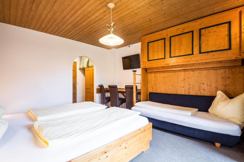 Postel nebo postele na pokoji v ubytování Haus Alpenland