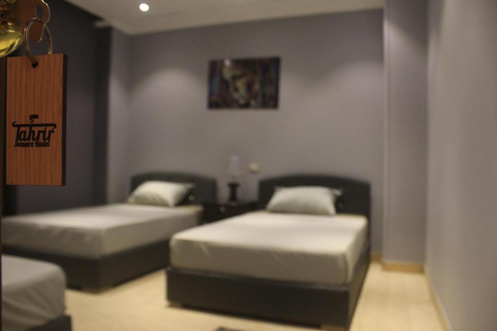 Łóżko lub łóżka w pokoju w obiekcie Tahrir Square Hostel