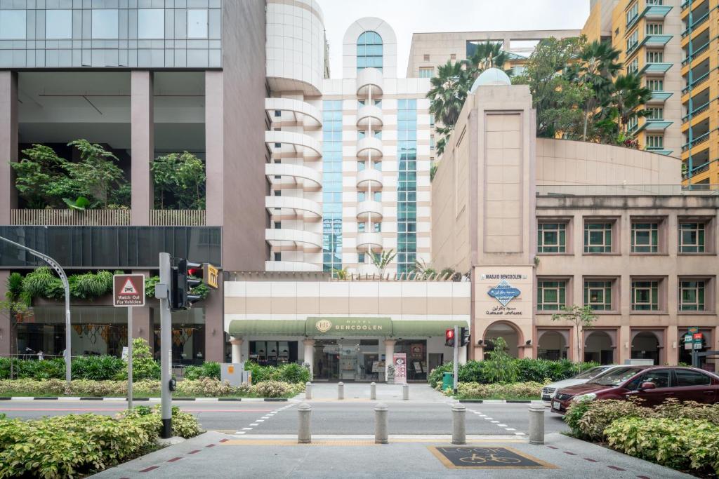 新加坡的住宿－Hotel Bencoolen Singapore，城市中一条空荡荡的街道,有高大的建筑